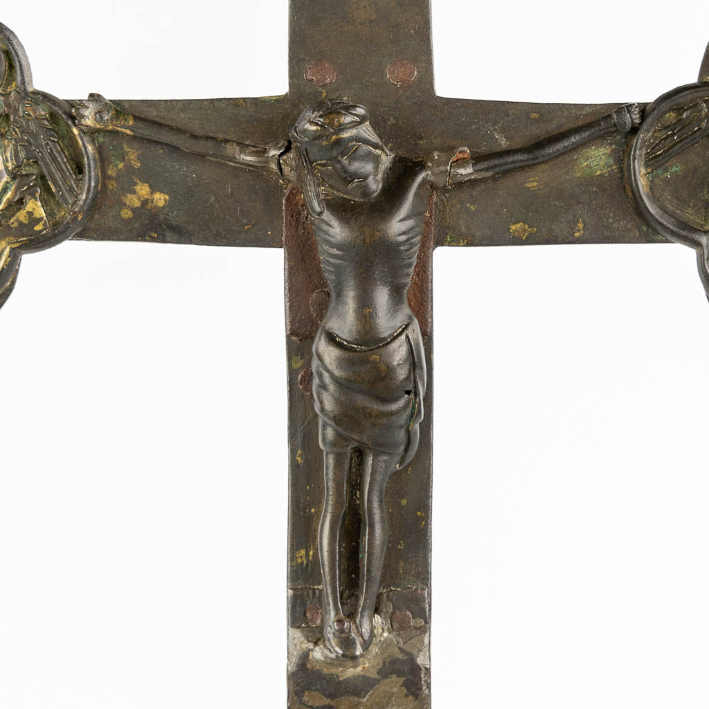 A processional crucifix, bronze. End of the 14th C. (W:28,5 x H:53,5 cm)