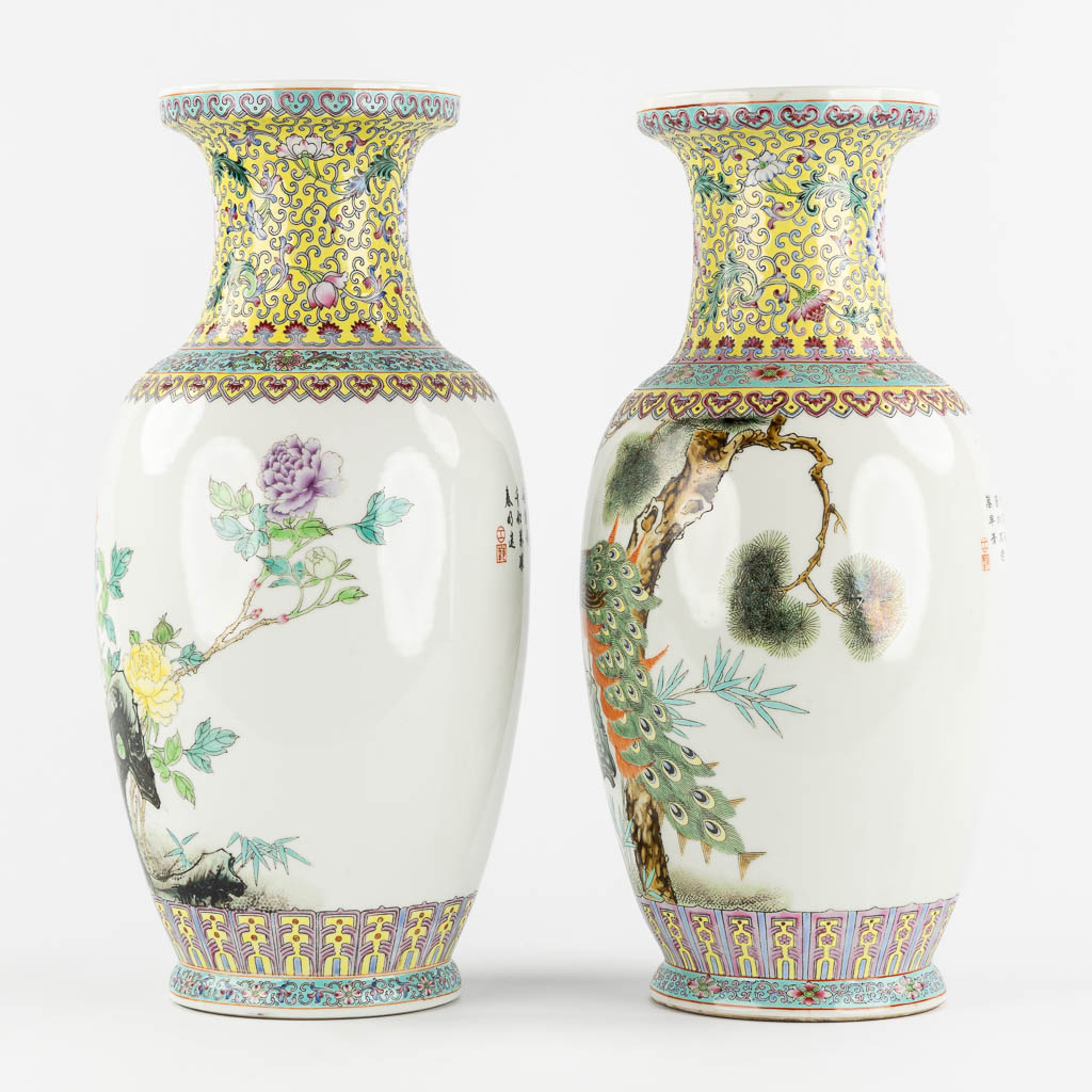 Twee Chinese vazen met een dubbele pauw en bloemendecor. (H:45 x D:19 cm)