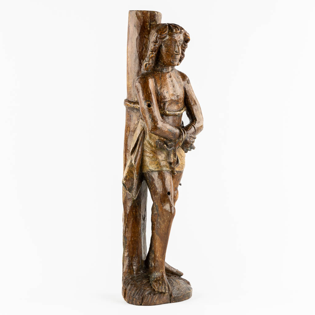 Heilige Sebastiaan, een antieke sculptuur, eik. 16de/17de eeuw.