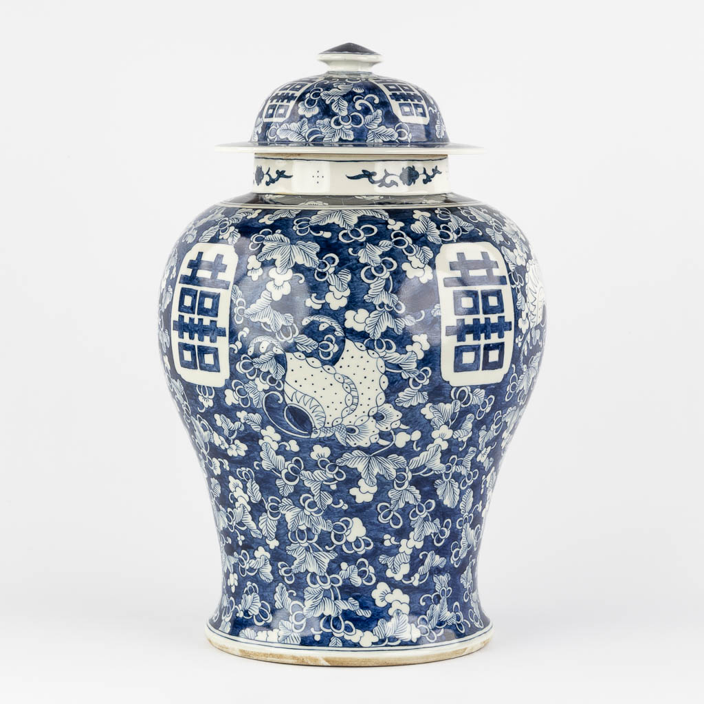 Een Chinese balustervaas met blauw-wit decor van prunus en dubbele Xi. 19de/20ste eeuw. (H:42 x D:26 cm)