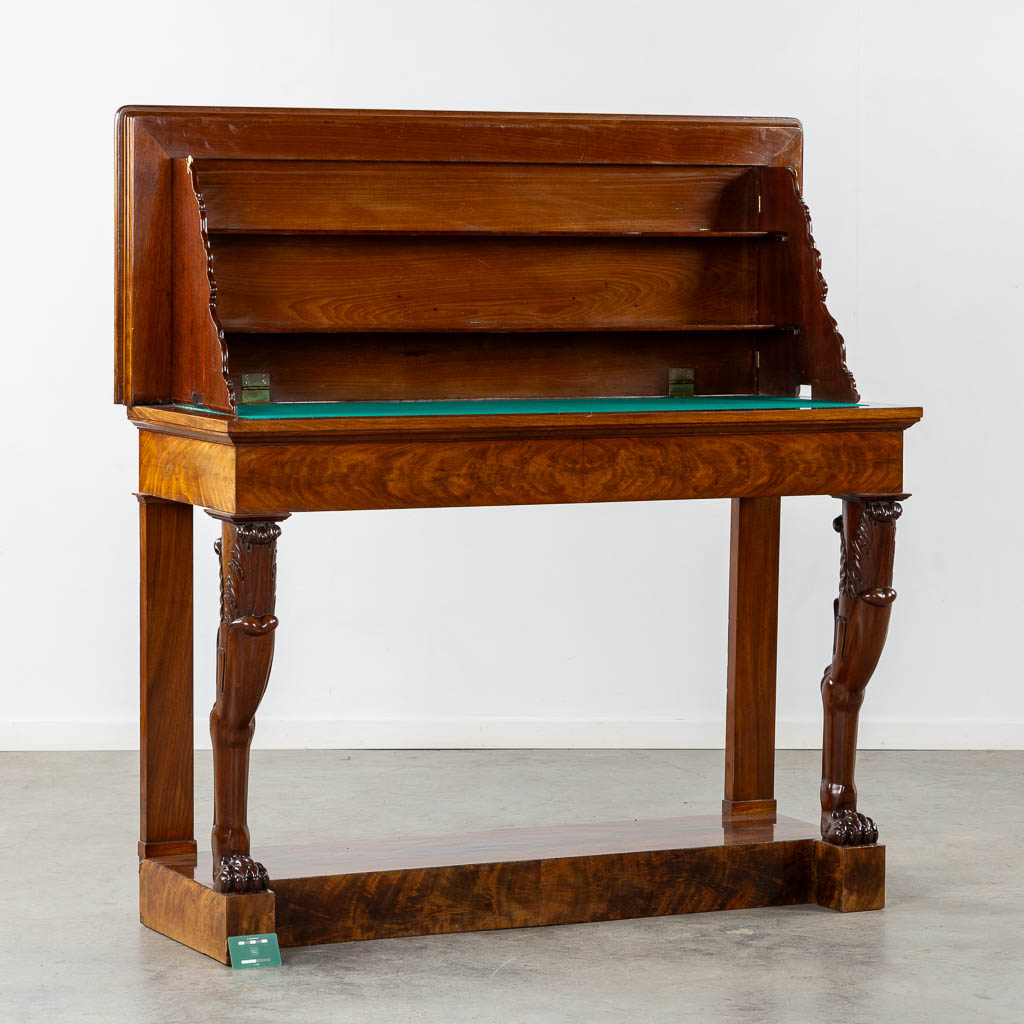 A sculptured mahogany console table with display cabinet, 19th C. (L:51 x W:135 x H:95 cm)