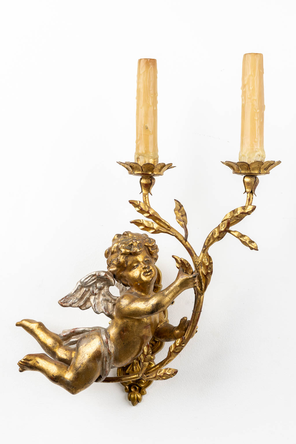 Een decoratief paar wandlichten met putti, 20ste eeuw;. (W:35 x H:48 cm)