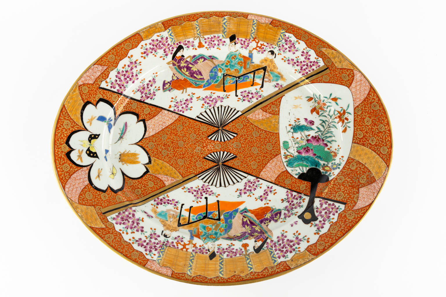 Two grand Japanese Kutani platters, Meji period. (L:42 x W:51,5 cm)