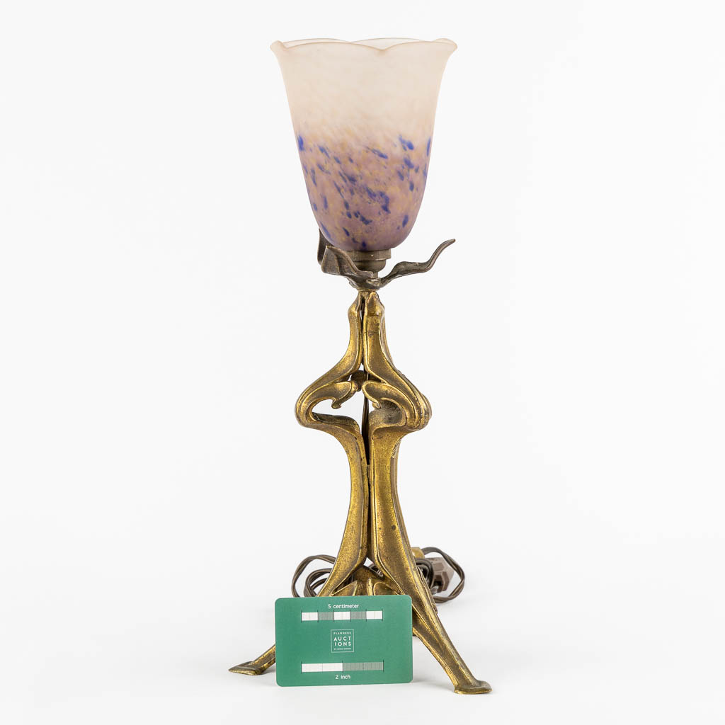 Schneider, an Art Nouveau period table lamp. (H:39,5 x D:14,5 cm)