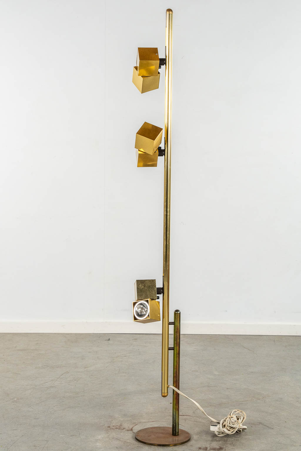 Concord, A decorative floor lamp, brass. (H:167 cm)