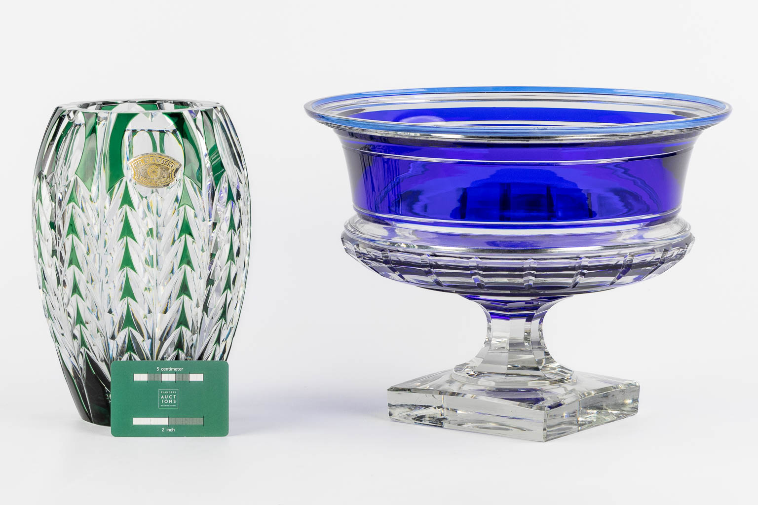 Val Saint Lambert, a large blue bowl and a green vase. (H:24 x D:31,5 cm)