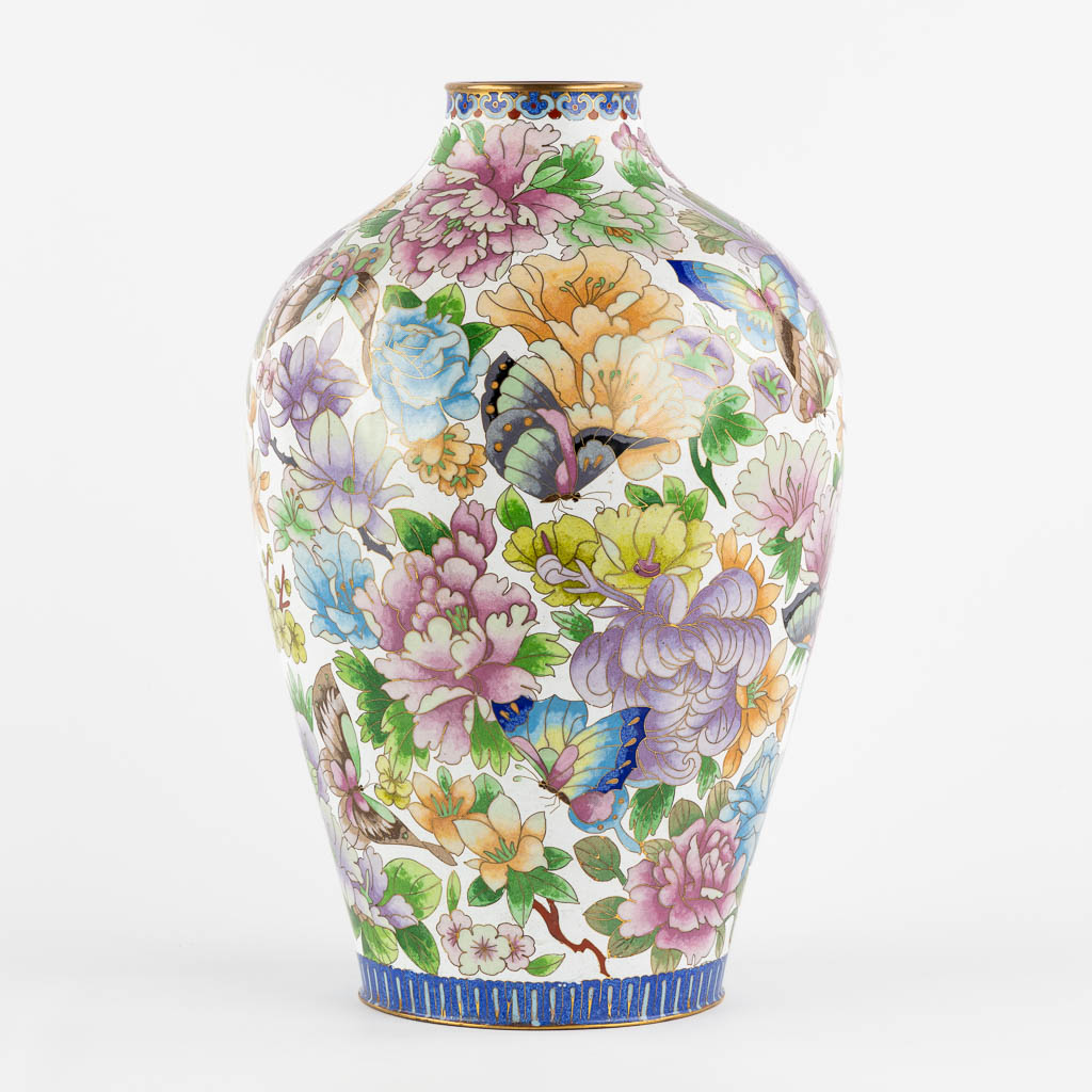 Een decoratieve cloisonné email vaas, fauna en flora. (H:39 x D:23 cm)