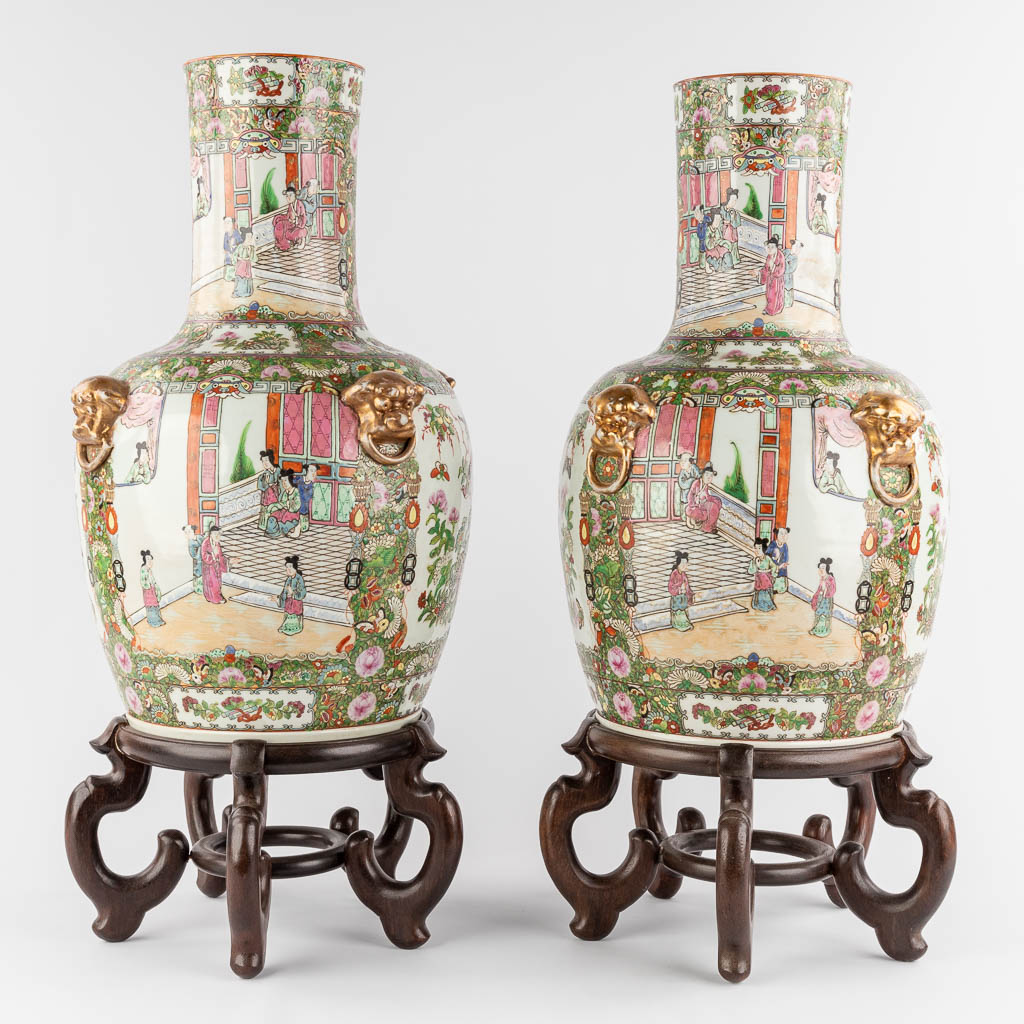 Two large Chinese Canton vases on a pedestal, 20th C. (H:50 x D:32 cm)