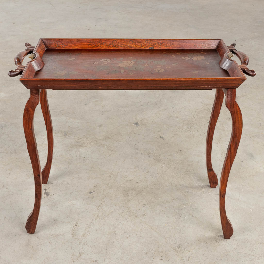 A serving tray with Chinoiserie decor and marquetry copper inlay, foldable legs. Circa 1900. (D:35 x W:67 x H:50 cm)