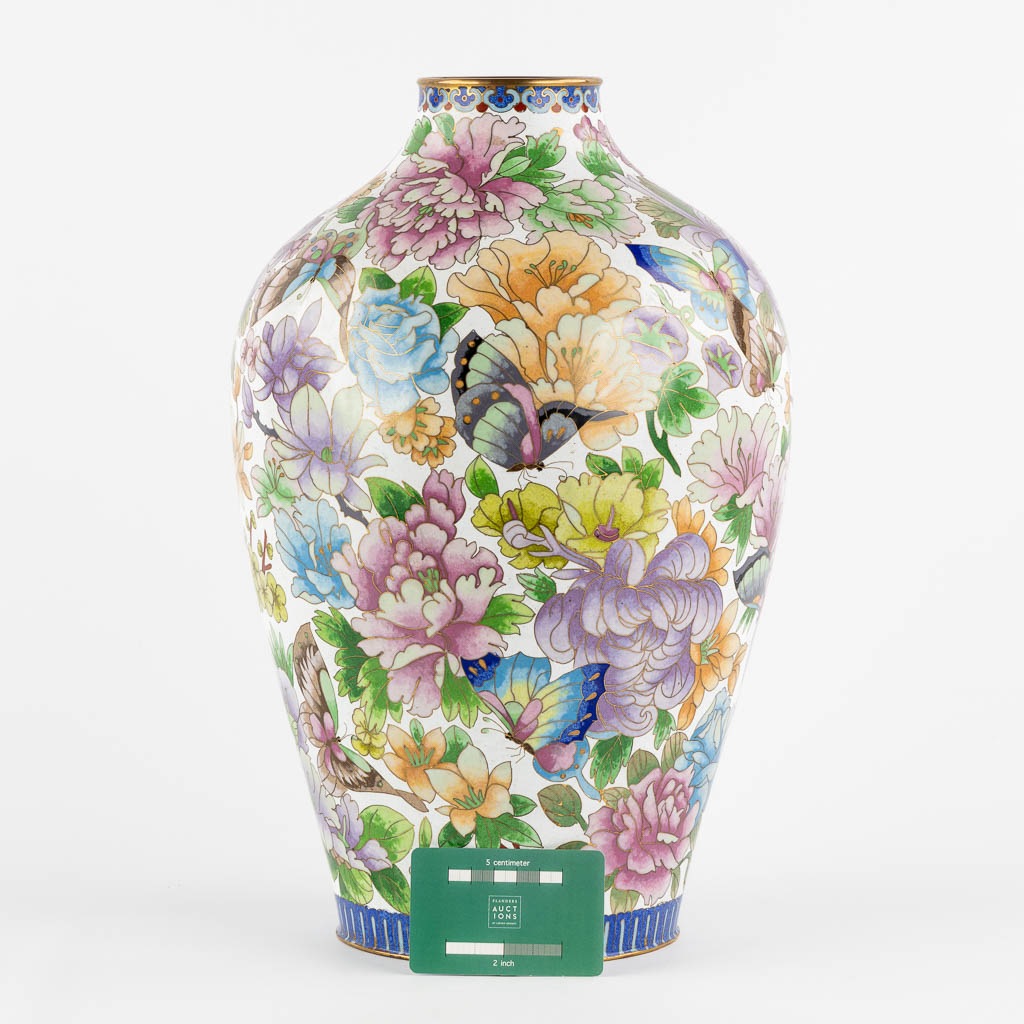 Een decoratieve cloisonné email vaas, fauna en flora. (H:39 x D:23 cm)