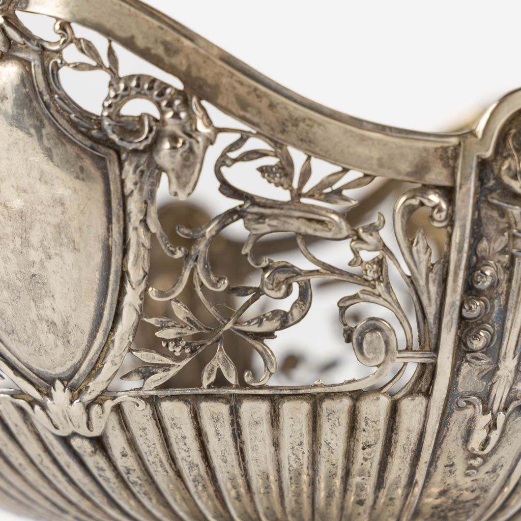 A silver vase and ajoured bowl, gross weight: 505g. (H:17 x D:22 cm)