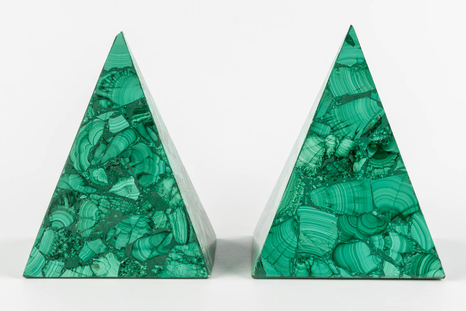 A pair of decorative Malachite pyramides. 20th C. (L:16 x W:16 x H:20,5 cm)