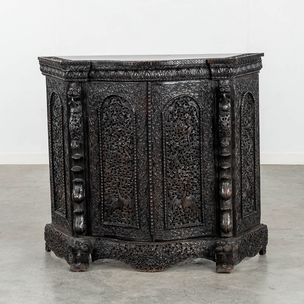 Een antieke en decoratieve kast, handgesculpteerd hardhout. Birma/Myanamr. Circa 1920.