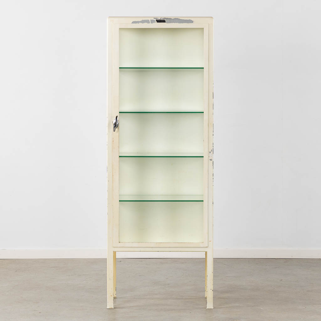 Een mid-century medicijnkast, doktersvitrine. Circa 1950. (L:38 x W:61 x H:165 cm)