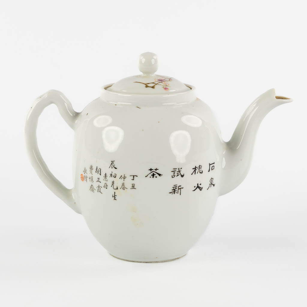 A Chinese Famille Rose teapot with a floral decor and calligraphy. 19th/20th C. (L:12 x W:21 x H:16 cm)