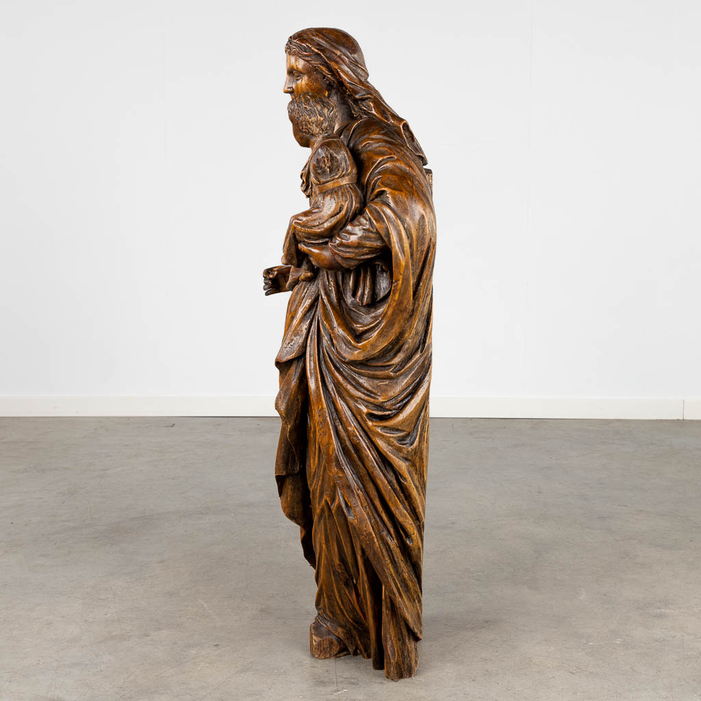 Een antieke houtsculptuur van Madonna met kind. 17de/18de eeuw (L:27 x W:44 x H:99 cm)