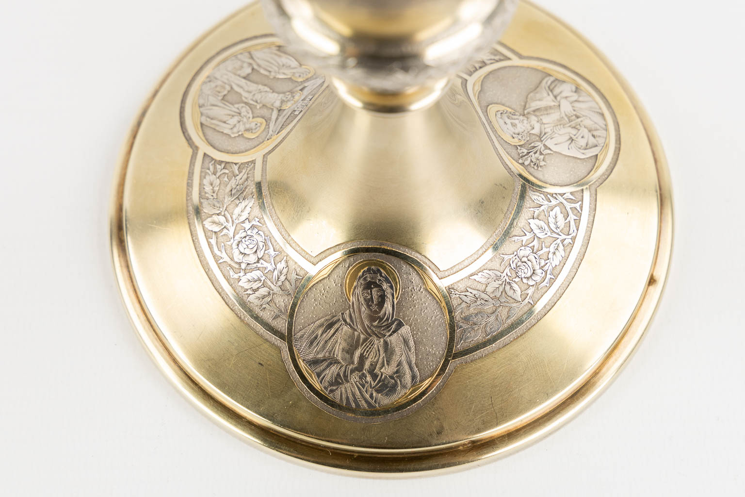 Honoré Leballeur, A vermeil chalice and paten in the original box. Gothic Revival, 1920. (H:19 x D:12,5 cm)