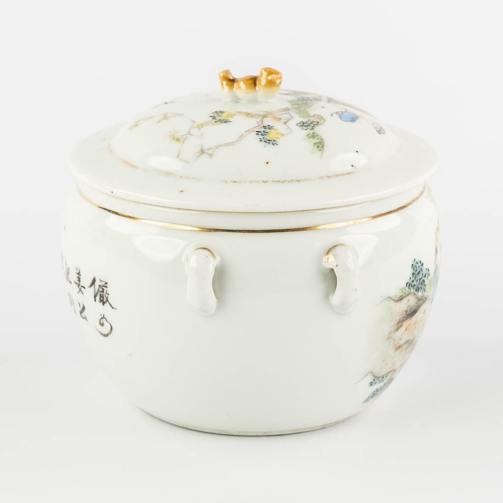 A Chinese porcelain bowl with a lid, Fisermen decor. (H:12 x D:14,5 cm)