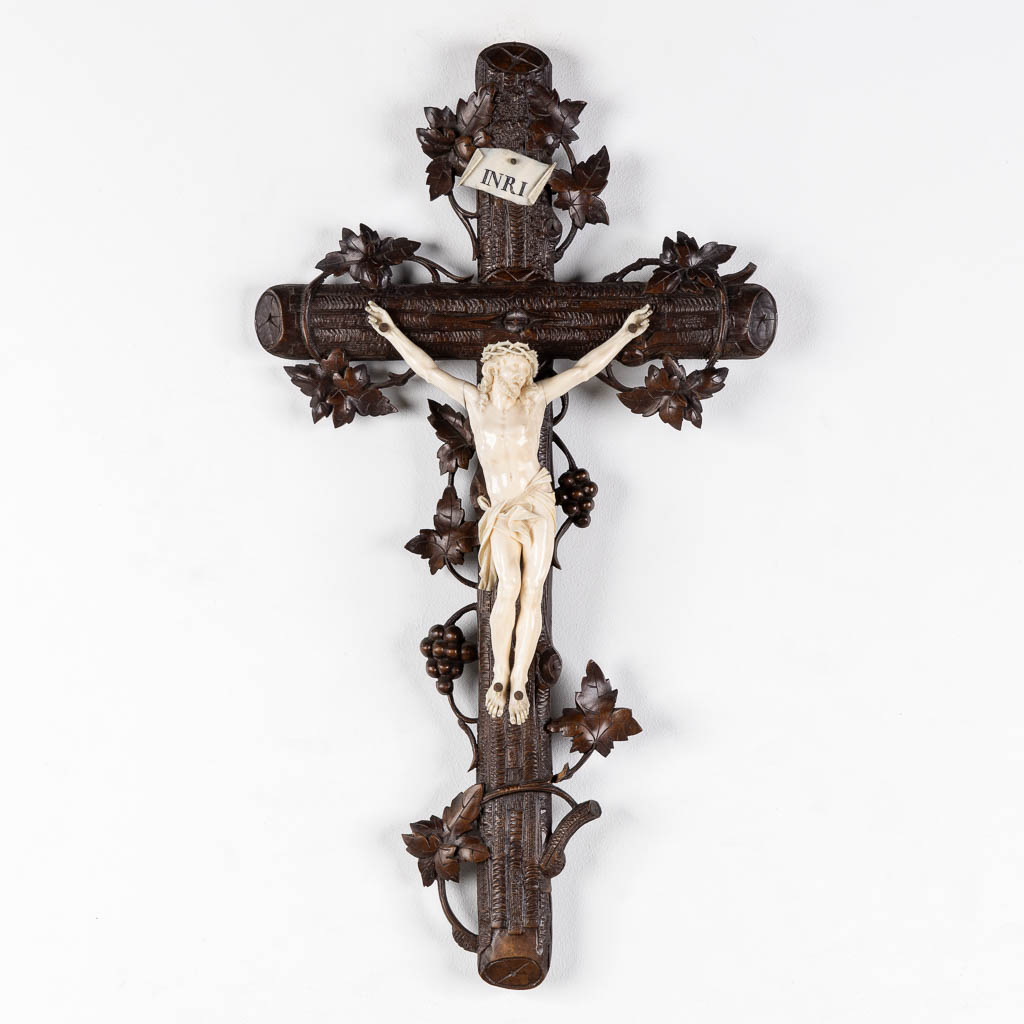 Een houtgesculpteerd kruisbeeld met ivoren 'Corpus Christi', 19de eeuw. (W:33 x H:59 cm)