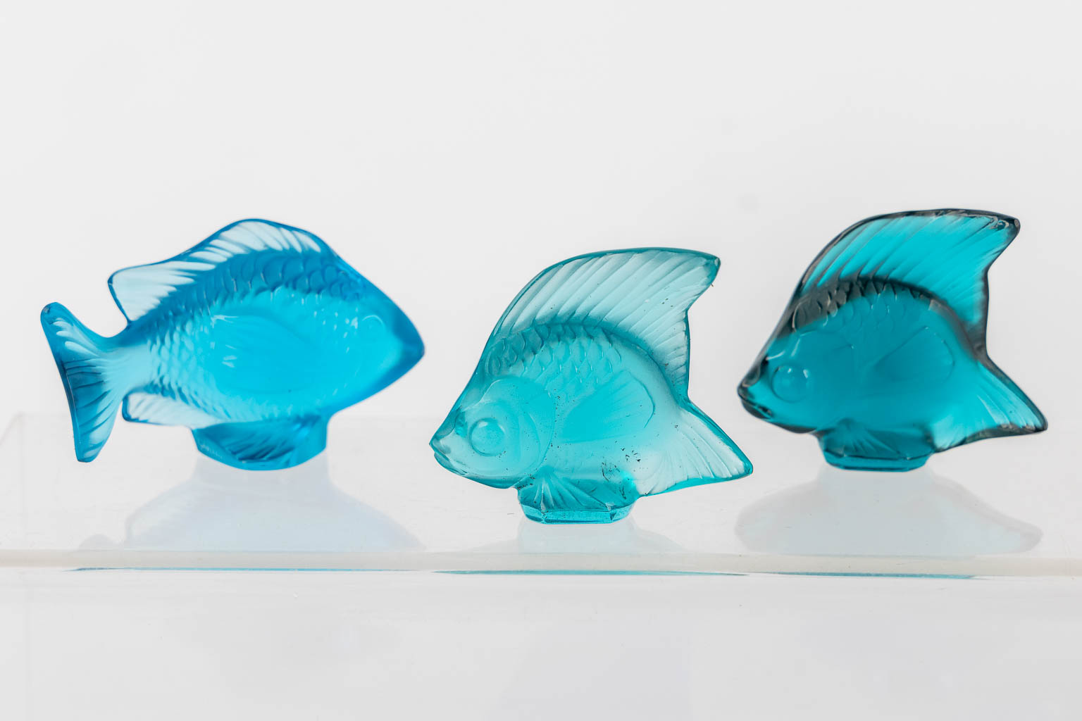 Lalique France, a large collection of 36 crystal fish. (L:4 x W:7 x H:4,5 cm)