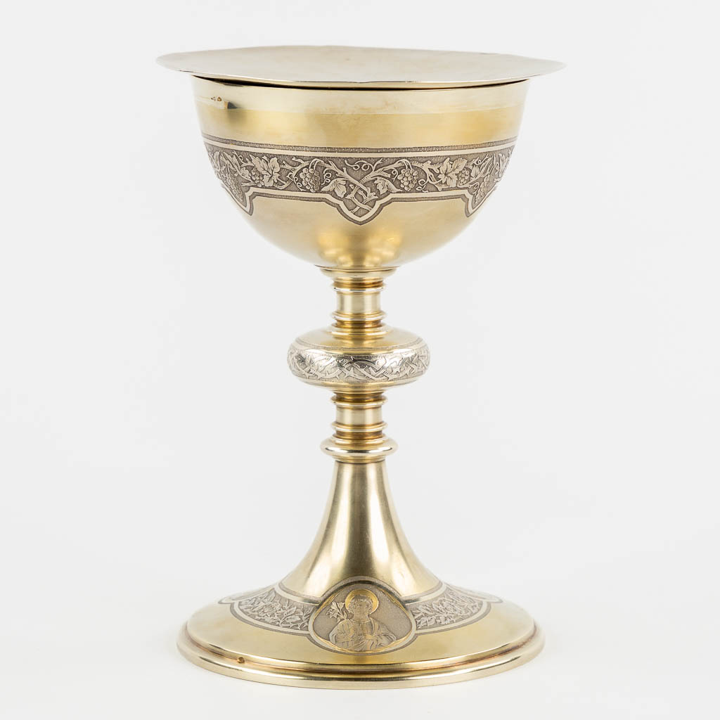 Honoré Leballeur, A vermeil chalice and paten in the original box. Gothic Revival, 1920. (H:19 x D:12,5 cm)