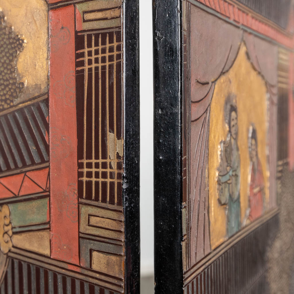 A Chinese room divider, folding screen with lacquered decors of fauna and flora. Circa 1900. (W: 114 x H: 132 cm)