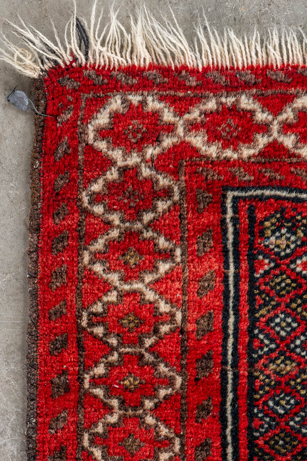 A hand-made carpet. (L:130 x W:83 cm)