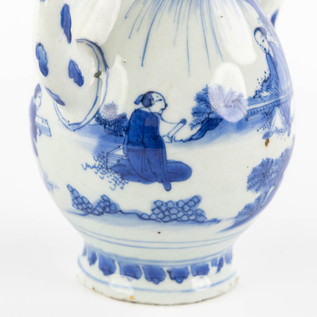 Een Chinese blauw-witte schenkkan of theepot, transitieperiode, 18de eeuw. (L:10 x W:15 x H:20,5 cm)