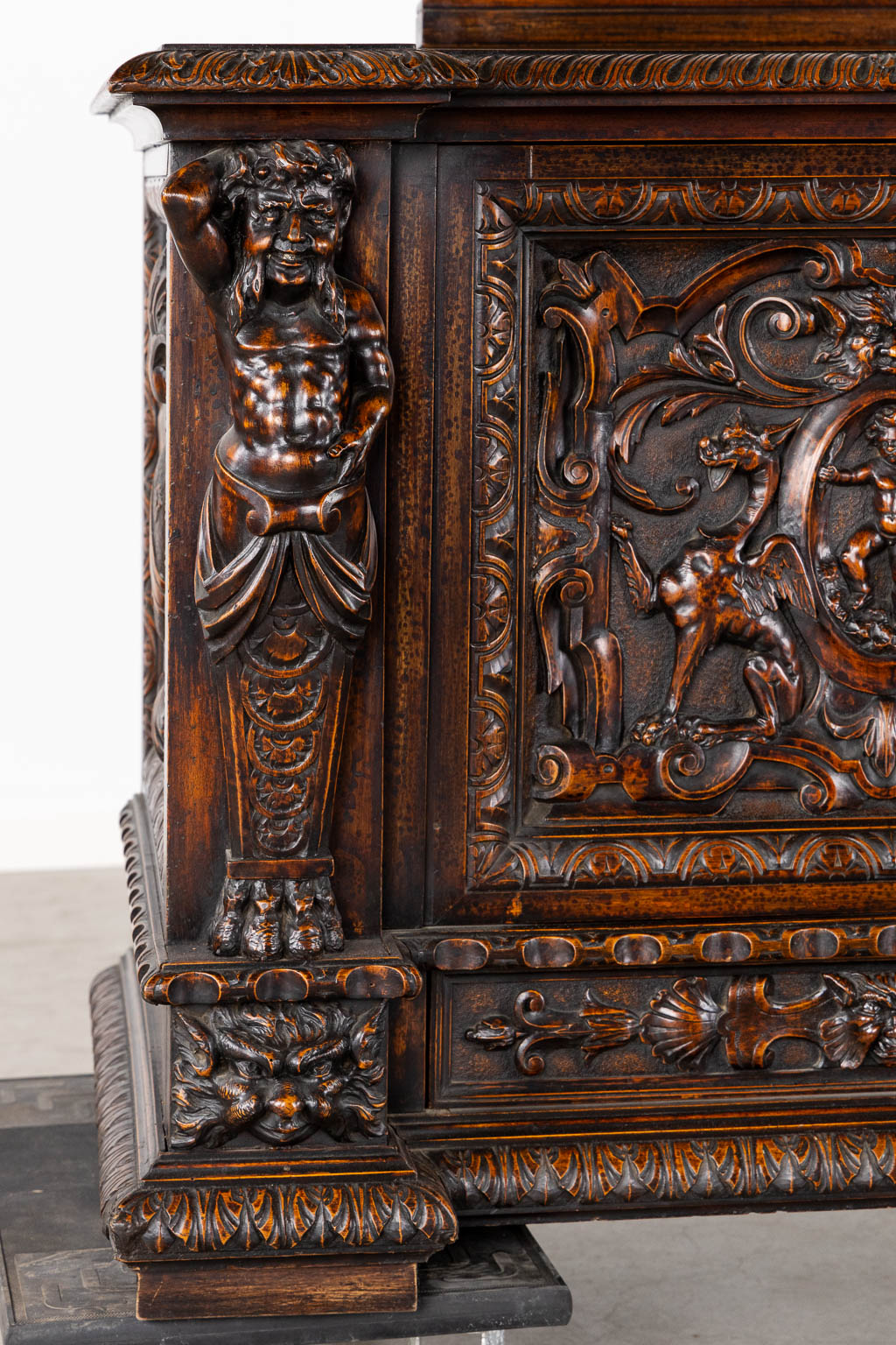 Een rijk gesculpteerde dressoir met kroon, notelaar, Italiaanse Renaissance. (L:63 x W:185 x H:124 cm)