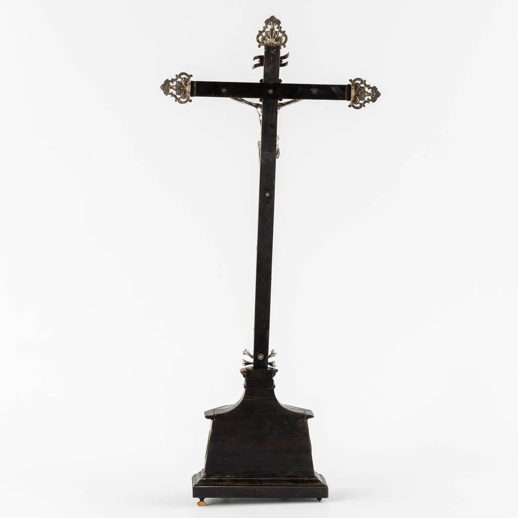 A large reliquary crucifix with 9 relics and an Agnus Dei, ebonised wood and silver-plated metal. 19th C.