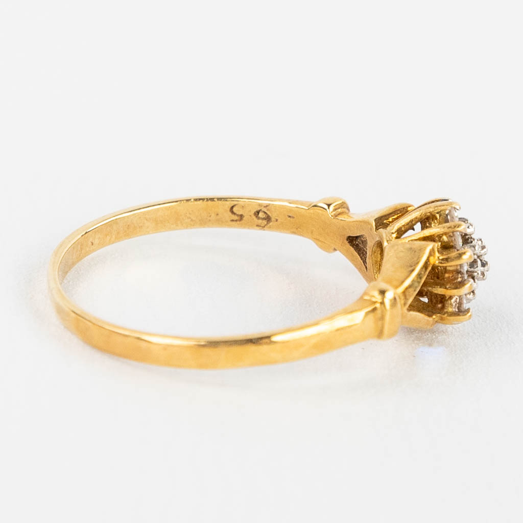 A yellow gold ring with brilliants. 18 karat. 2,81g. size: 56. 