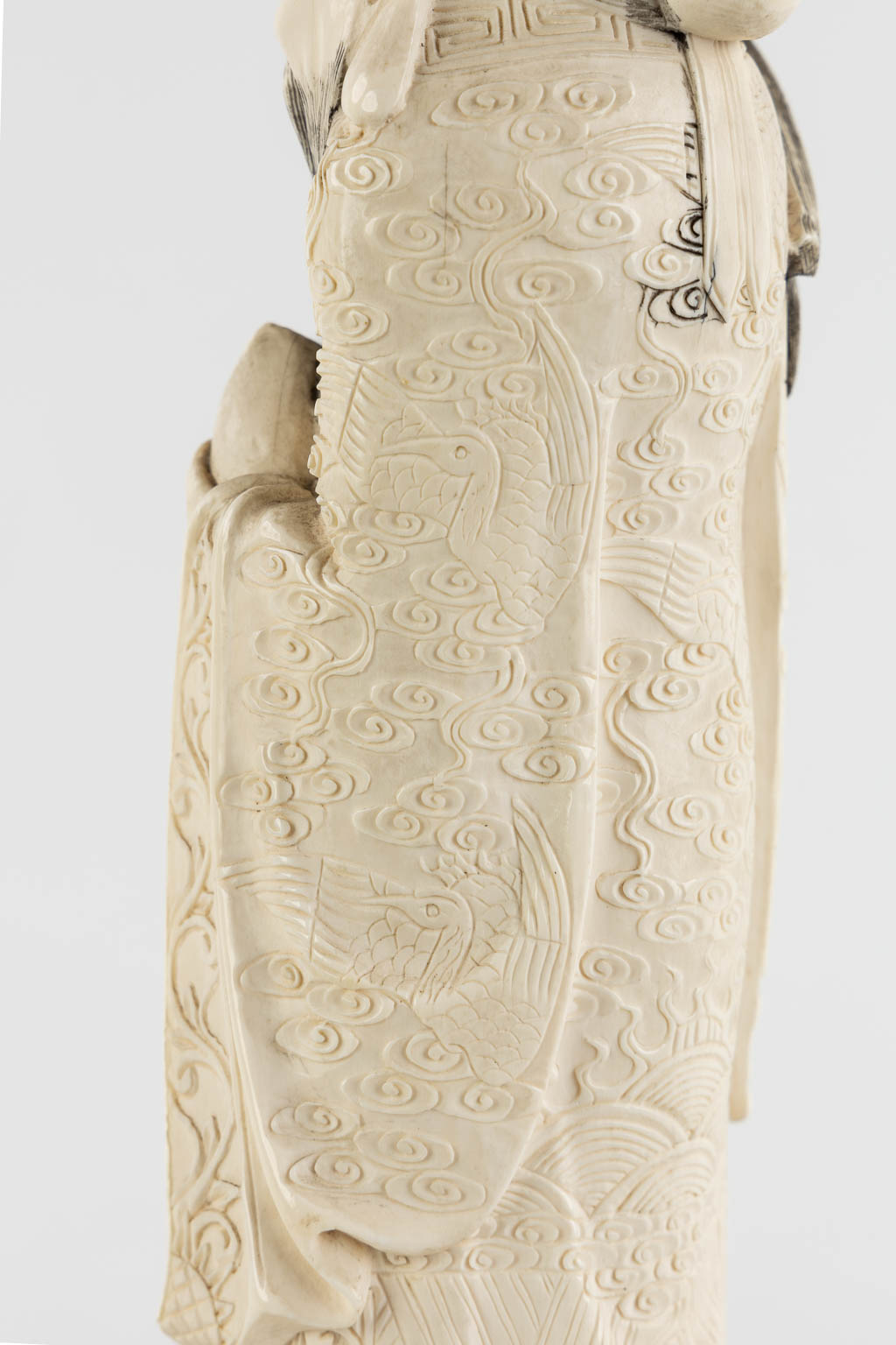 An Ivory sculptured figurine of Shou Lao, 2,169 kg. (W:11 x H:41 cm)