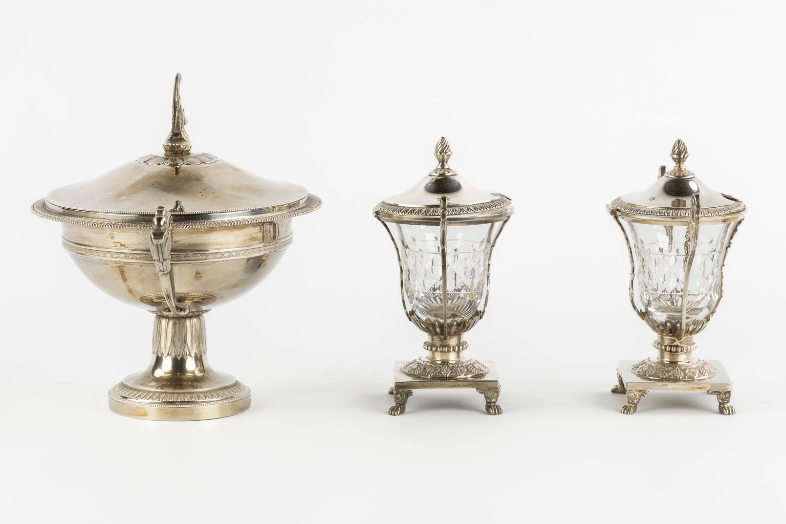 A collection of silver mustard, salt and pepper pots. Silver, Belgium. 19th C. (W:21 x H:17 cm)