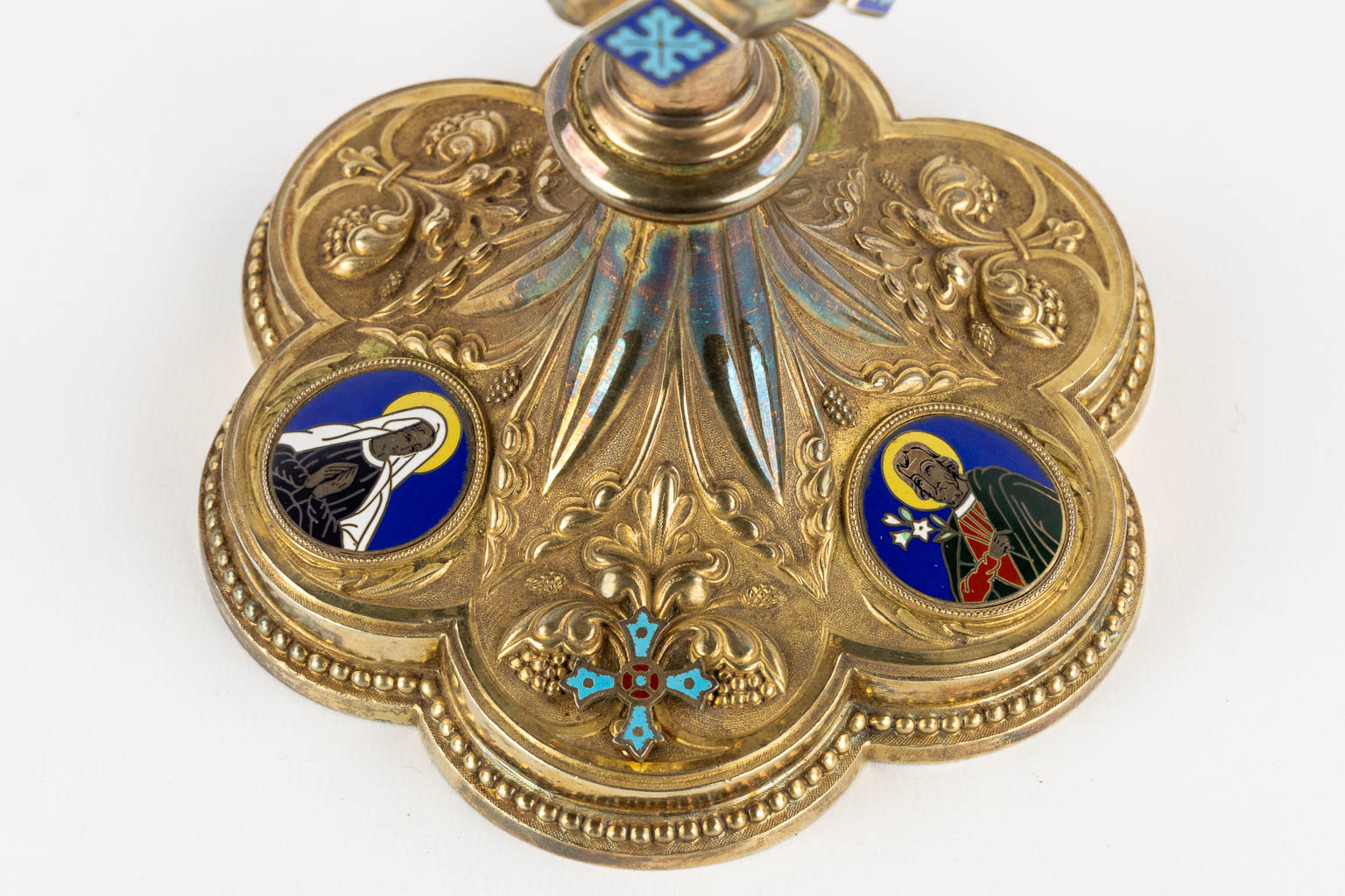 Een kelk met pateen, vermeil, Neogotisch, afgewerkt met Cloisonné email. Frankrijk, 19de eeuw. (H:24,5 x D:14,5 cm)