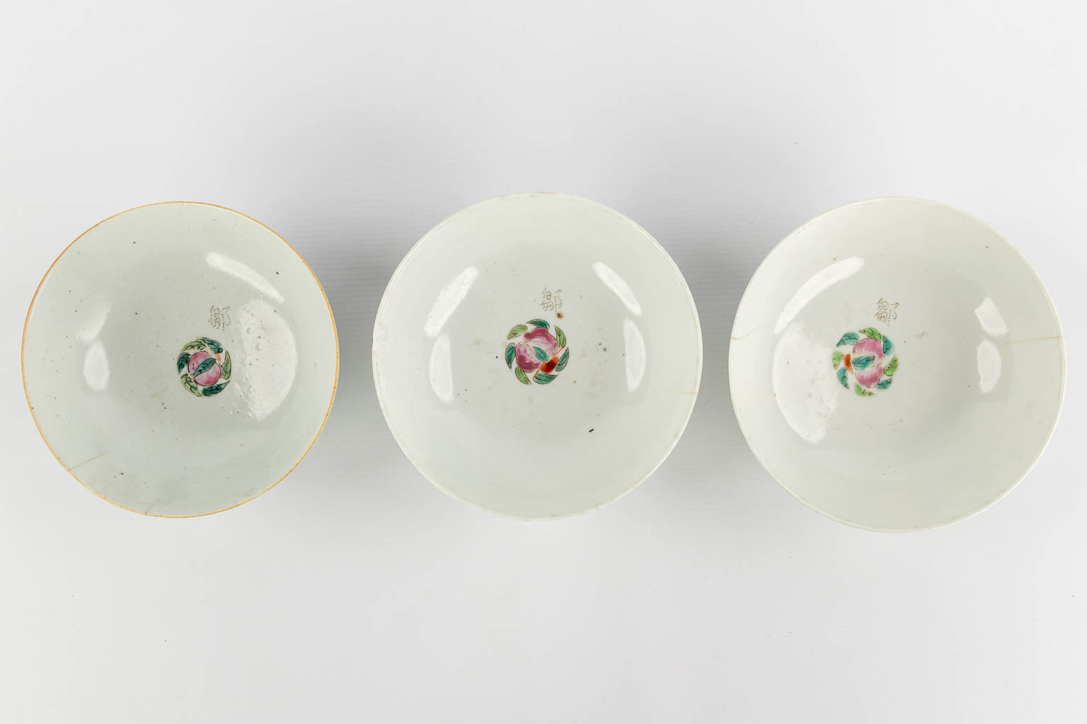 Twelve Chinese Famille Rose and Blue-white plates and bowls. 19th/20th C. (D:29 cm)