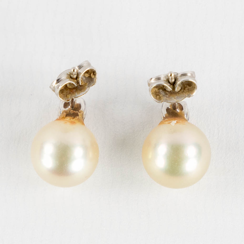 A pair of earrings, 18kt white gold with a brillant and a Myanmar South Sea pearls. 