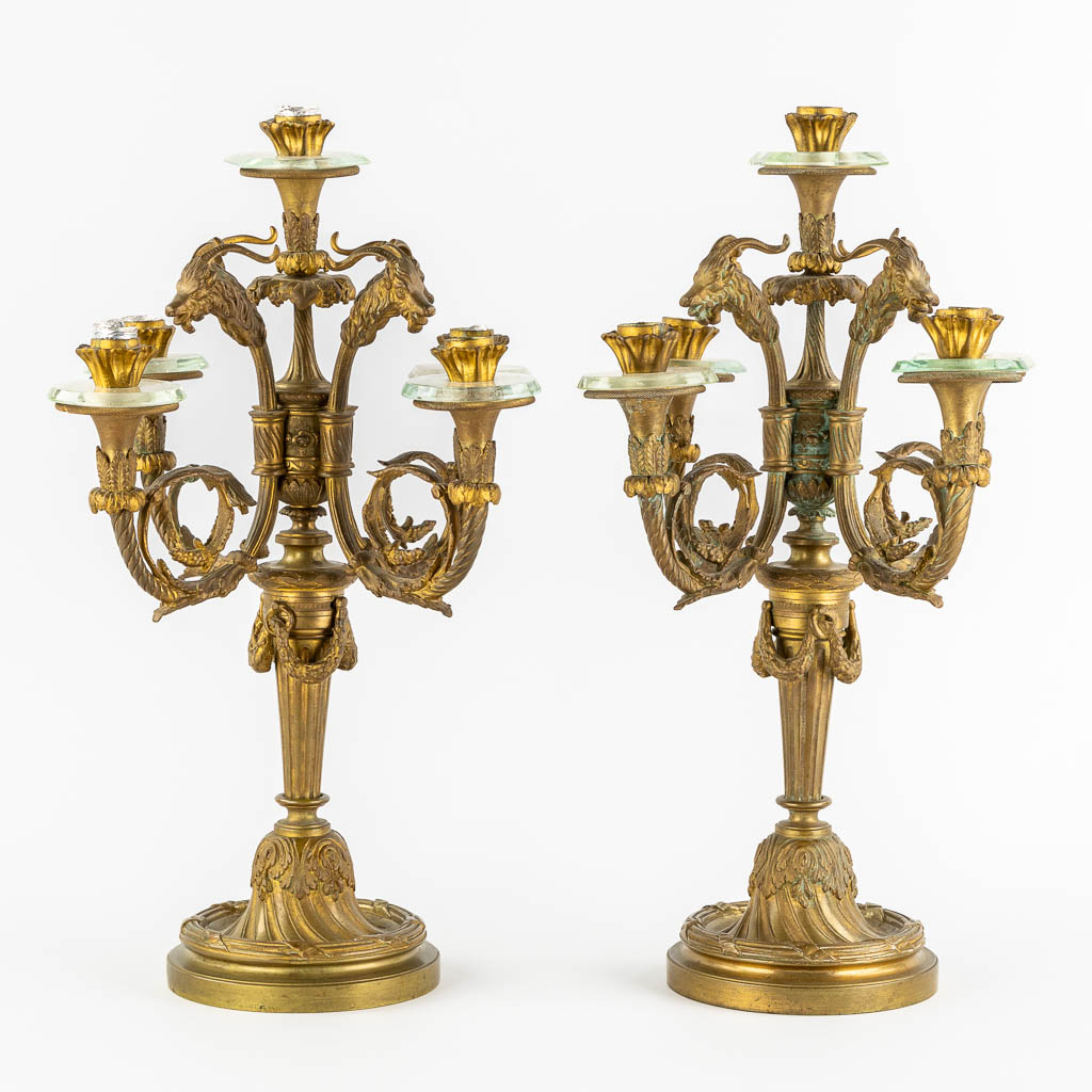 Een paar verguld bronzen kandelaars, gemonteerd met kristal, Lodewijk XVI stijl. Circa 1900. (H:51 x D:34 cm)