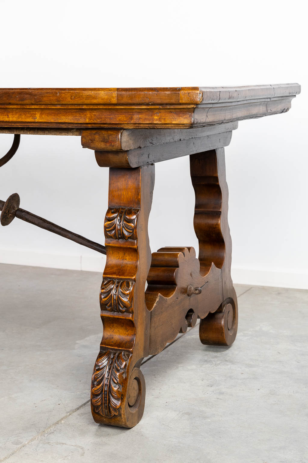 A highly exceptional Spanish tabel, single slab table top, walnut, 19th C. (L:94 x W:473 x H:80 cm)