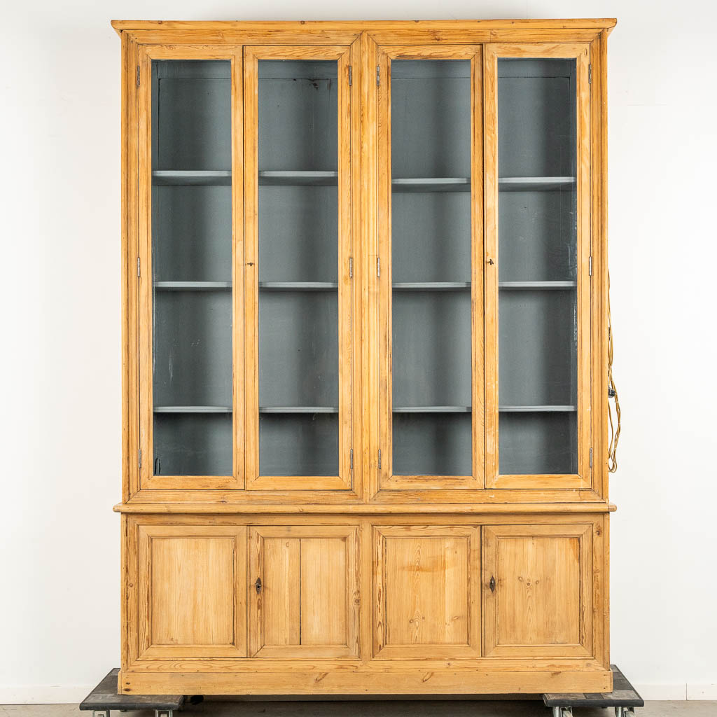 Een grote vitrinekast met 4 glazen deuren, pine, circa 1880. (L:41 x W:190 x H:253 cm)