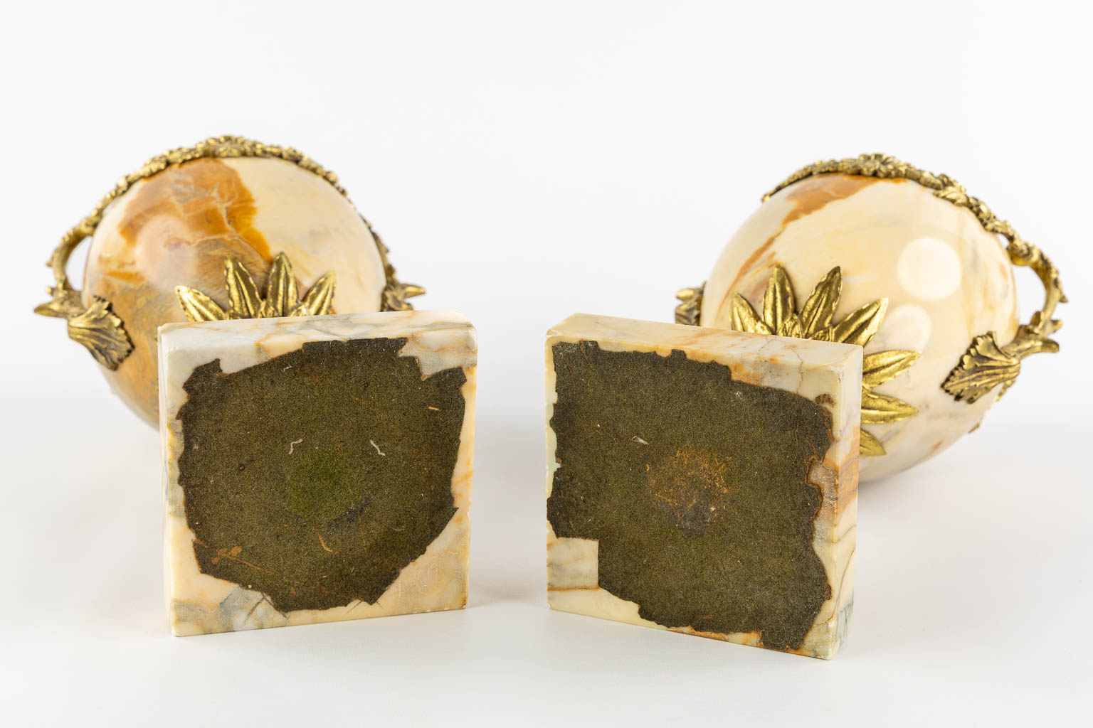 A pair of marble and bronze cassolettes with a garland decor. Circa 1900. (L:16 x W:20 x H:41 cm)