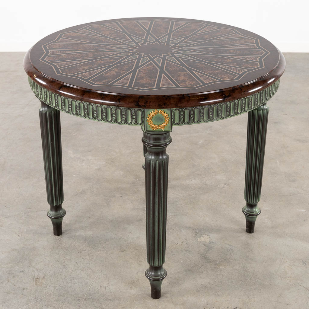 Een decoratieve tafel met geometrisch patroon, Lodewijk XVI stijl voet.