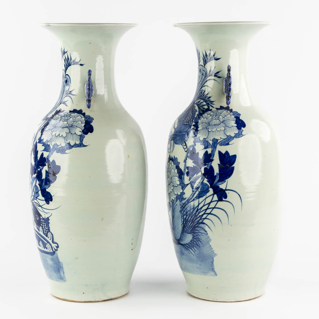 Een paar Chinese vazen, blauw-wit decor van vogels en bloemen en een vis. (H:57 x D:22 cm)