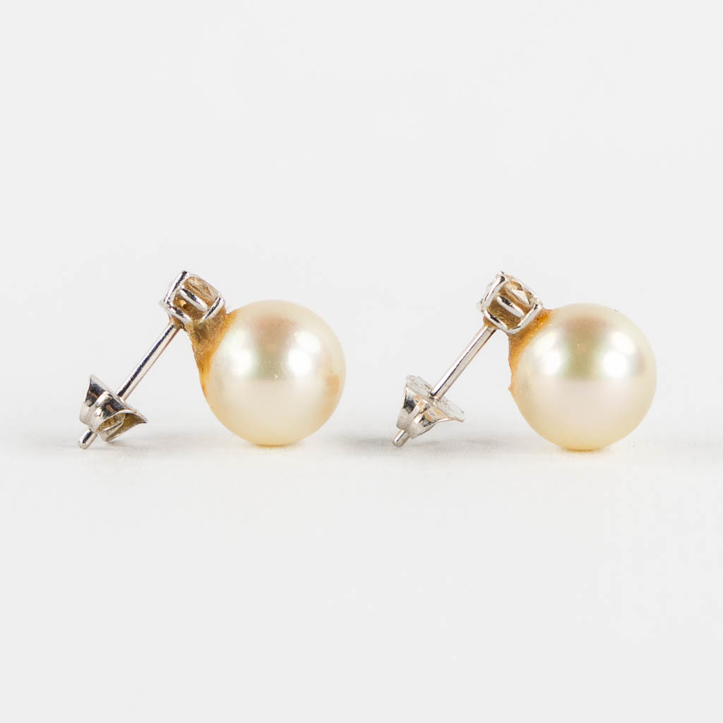 A pair of earrings, 18kt white gold with a brillant and a Myanmar South Sea pearls. 