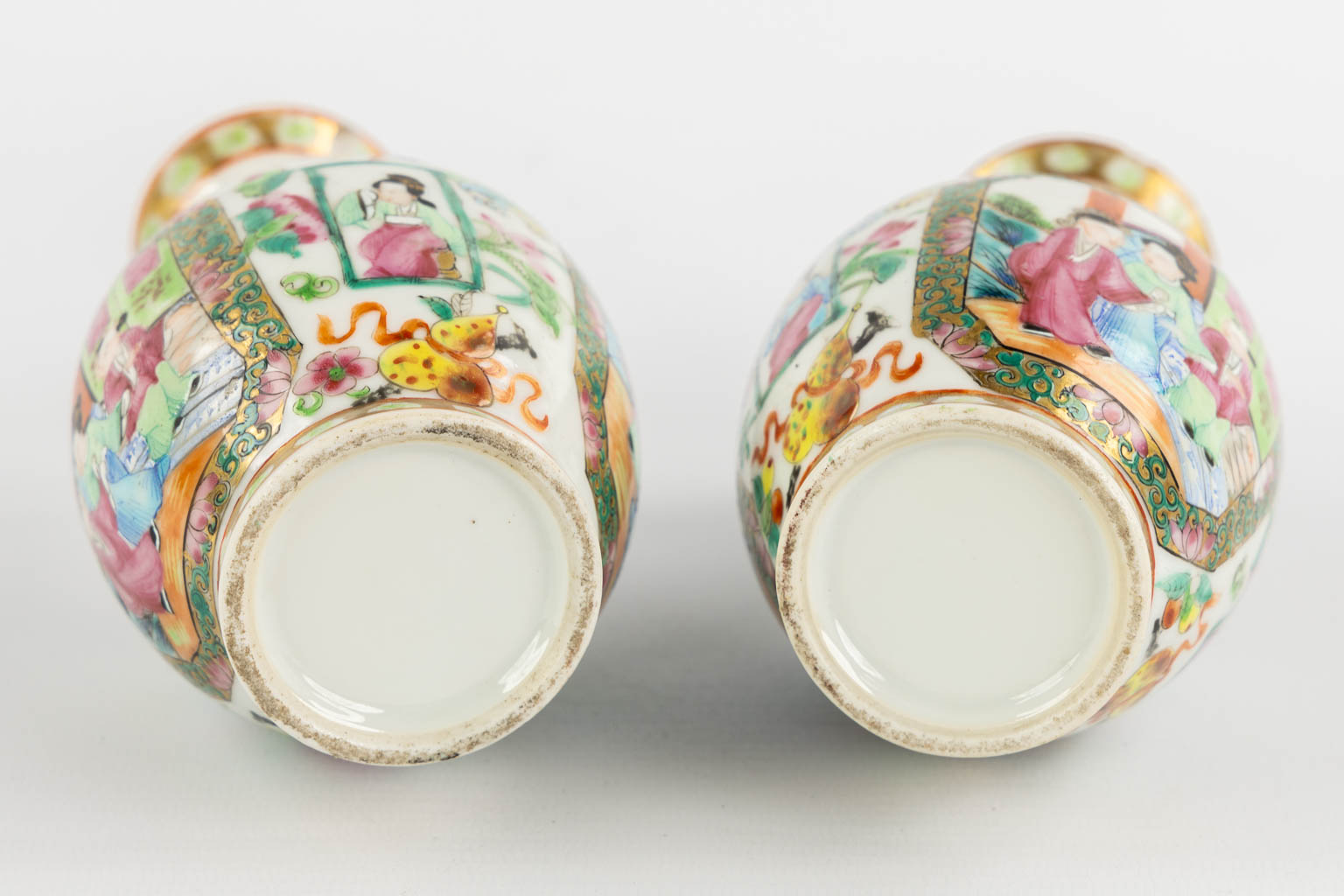 A collection of Chinese porcelain, Blue-white, Canton, Famille Rose and Imari. 18th/19th C. (D:29 cm)