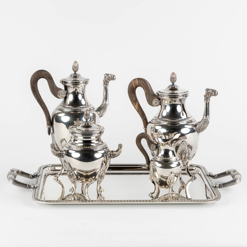Christofle 'Malmaison' een verzilverd koffie- en theeservies op serveerschaal. (L:32,5 x W:56 cm)