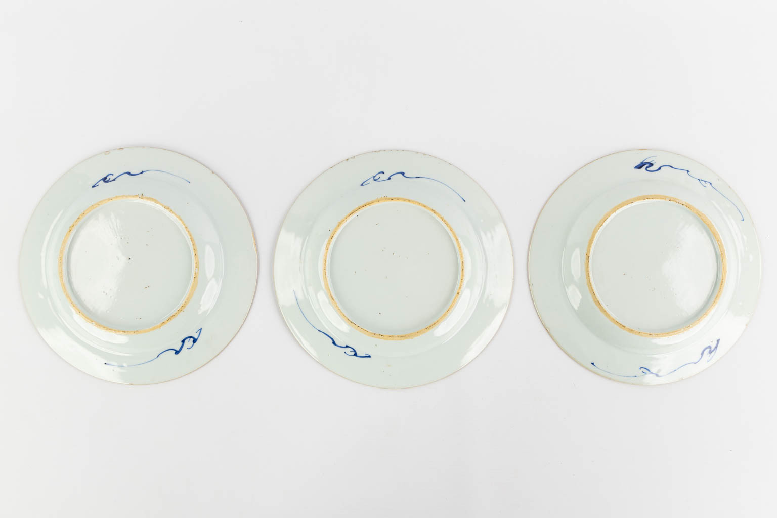 Twelve Chinese Famille Rose and Blue-white plates and bowls. 19th/20th C. (D:29 cm)