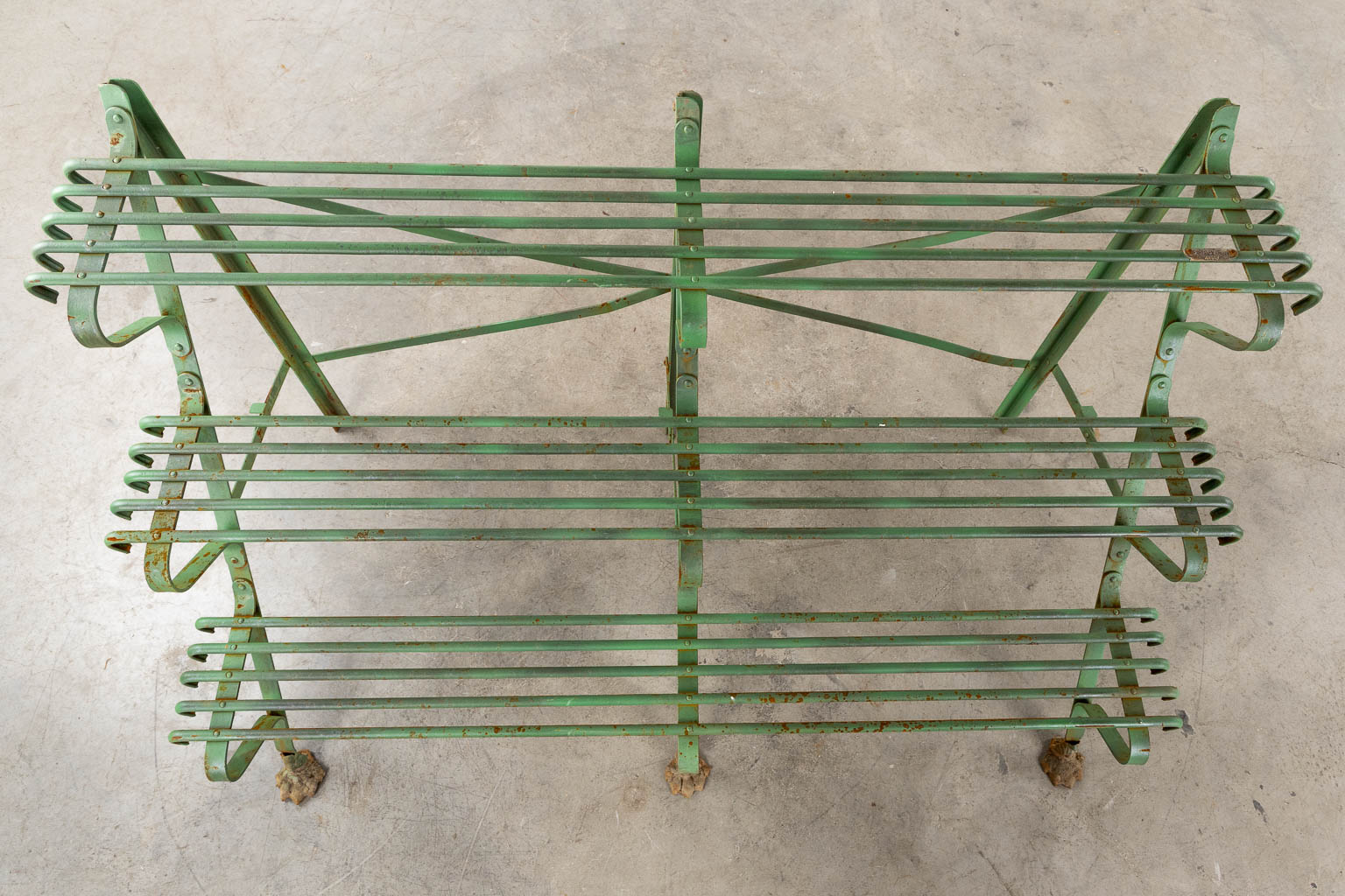 A green-patinated metal garden rack standing on claw feet. (L:60 x W:124 x H:75 cm)