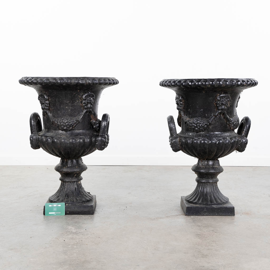 A pair of cast-iron garden vases, black patinated. (H:61 x D:45 cm)