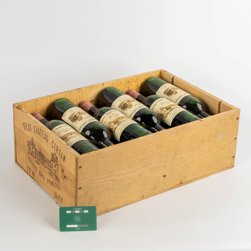 Vieux Chateau Certan, 1977, 12 flessen met originele kist. (L:50 x W:33 x H:17 cm)