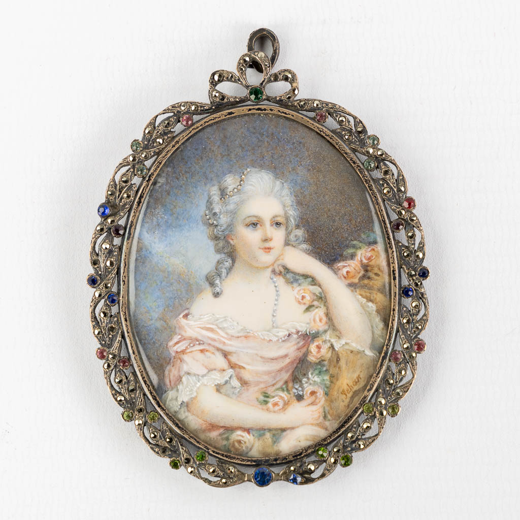 A pendant with a minature painting of a lady, signed Jehan. Silver. (W:6,8 x H:8,7 cm)